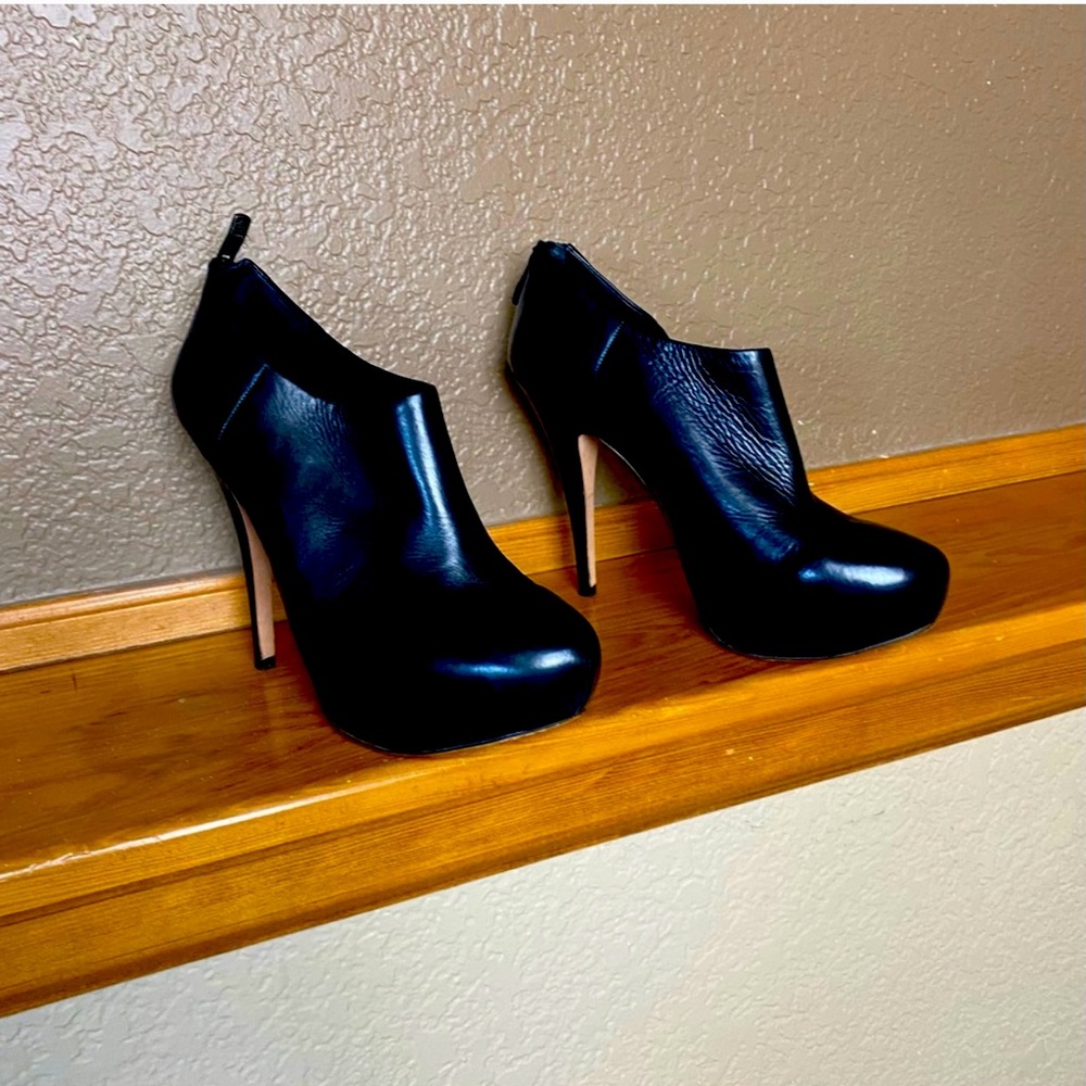 Black leather booties Vince camuto